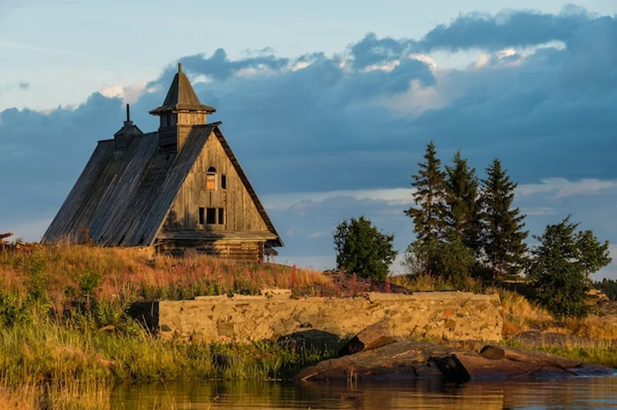 Stara rosyjska cerkiew drewniana we wsi Rabocheostrovsk, Karelia