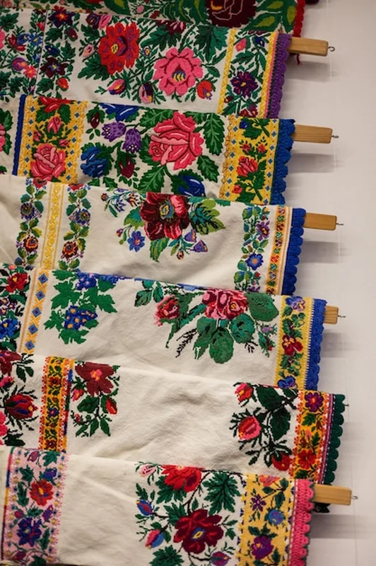 Haftowane różowe kwiaty na białej bluzce