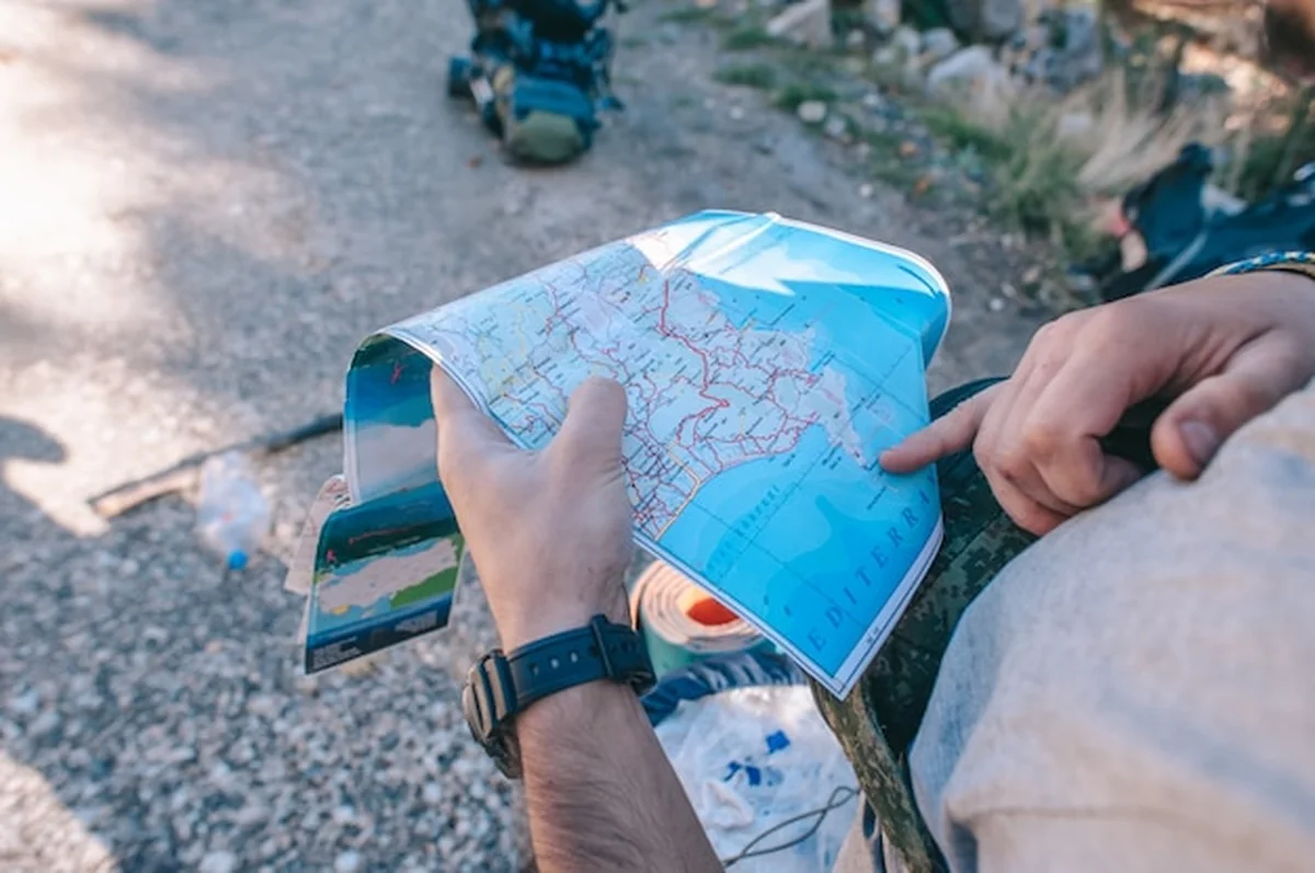 Mapa turystyczna w ręku
