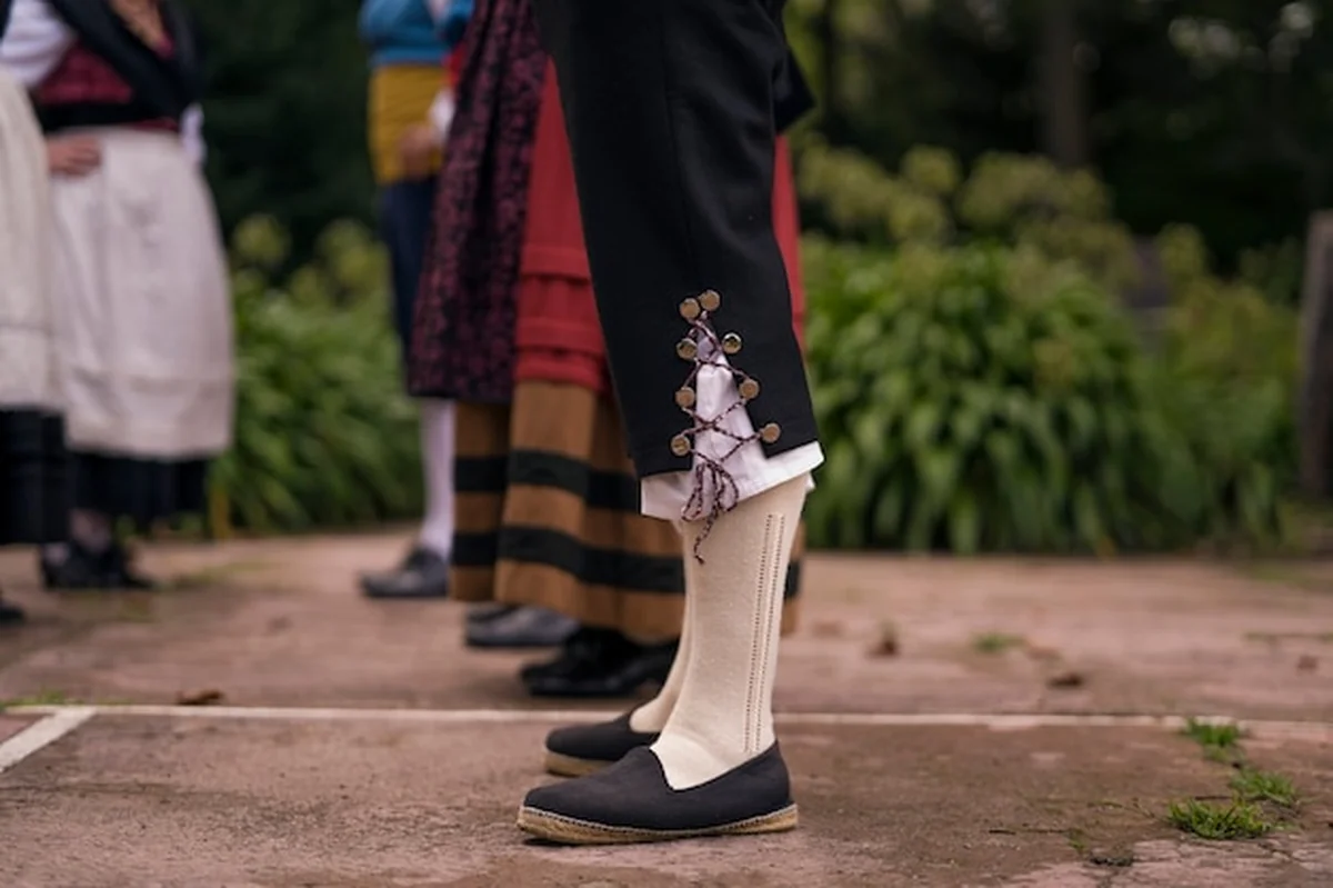 Mężczyzna w tradycyjnym stroju kaszubskim z boku