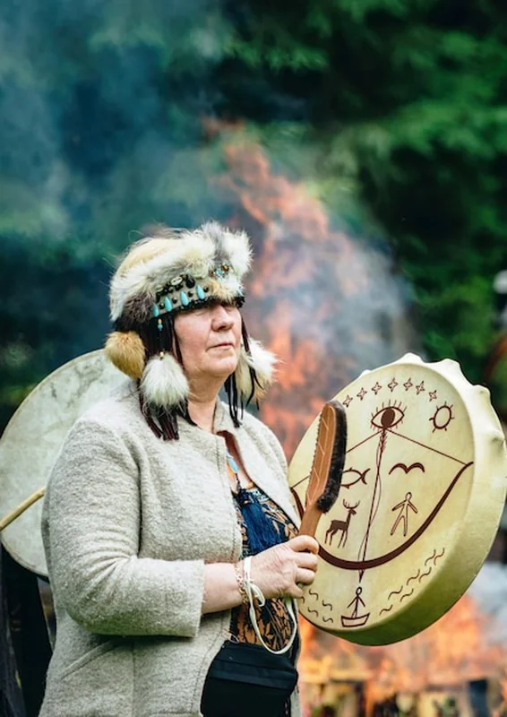 Szamański festiwal z graniem na bębnie i rytuałem wzywania duchów