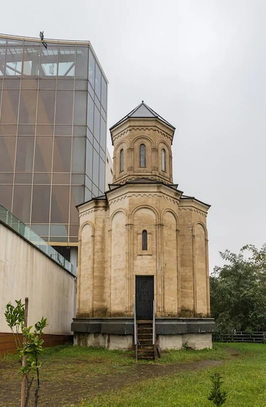 Budynek z niskiego kąta na tle nieba