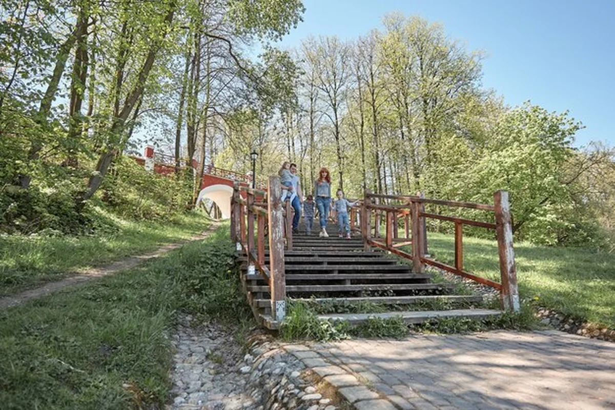 Rodzina z dziećmi w Słonecznym Parku
