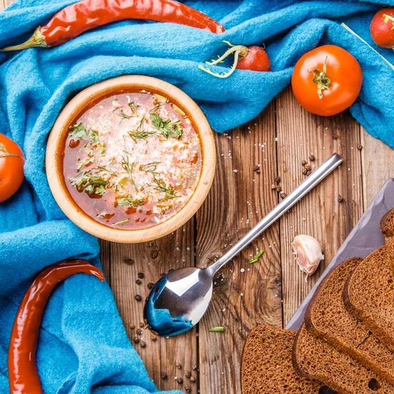 Zupa buraczana w drewnianym talerzu z warzywami