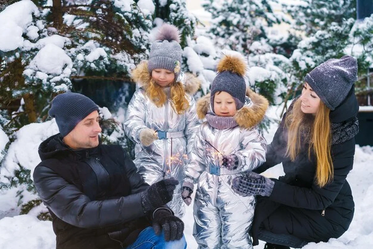 Rodzina bawiąca się w zimowym parku na Kaszubach