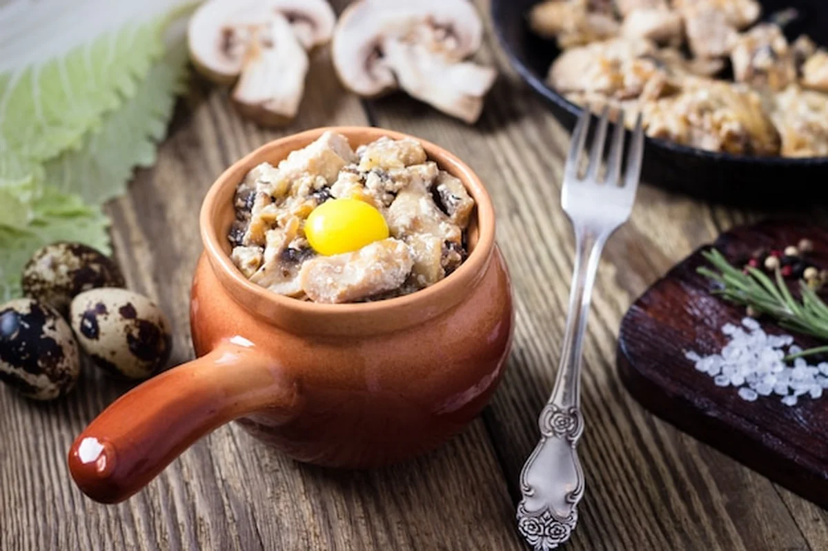 Pieczone mięso w garnku z pieczarkami i sosem śmietanowym