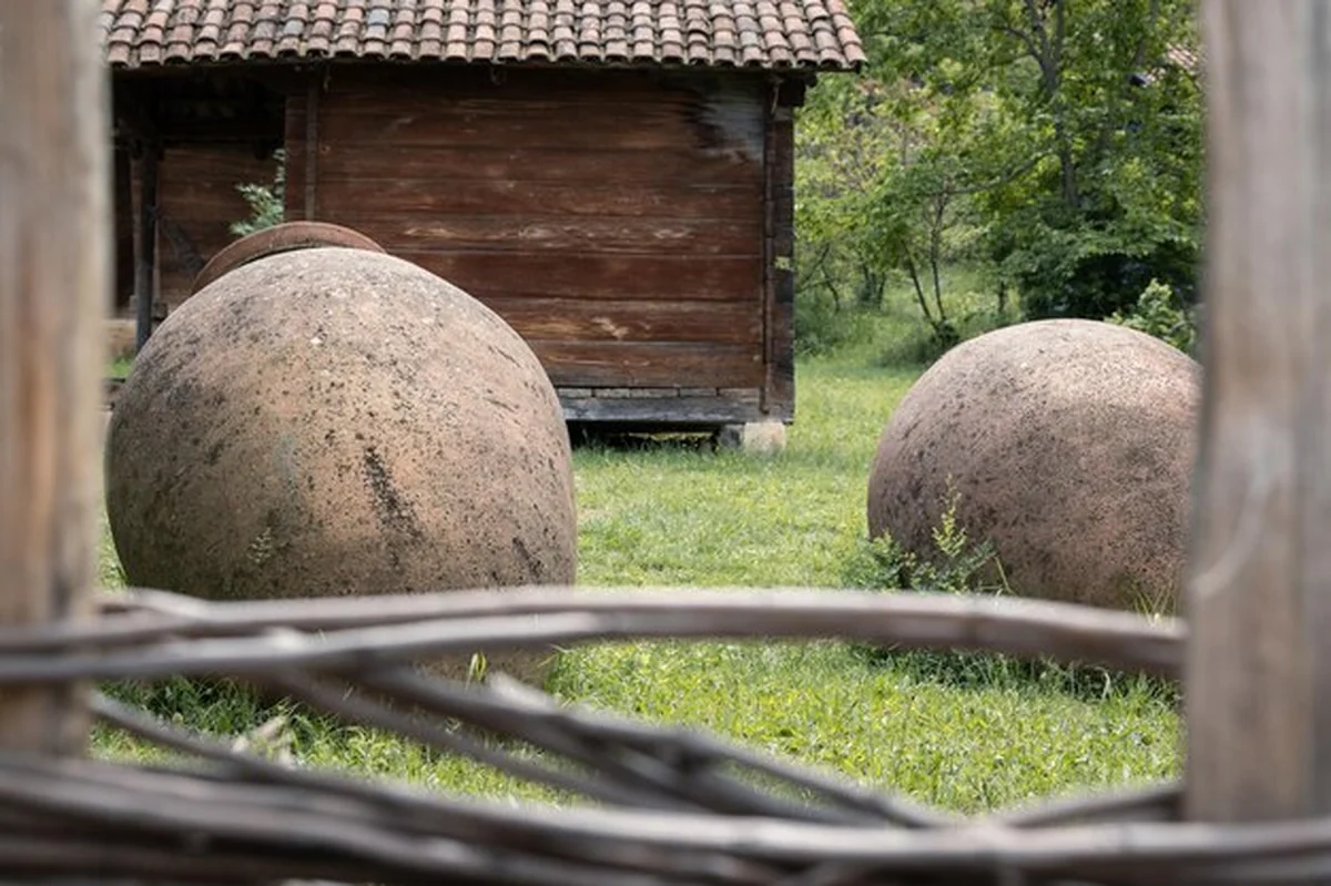 Stara drewniana stodoła i duże ceramiczne naczynie do produkcji wina