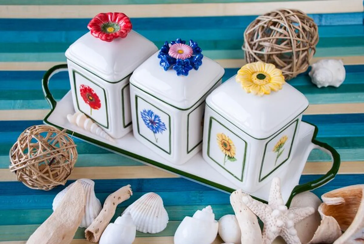 Zbliżenie ceramicznych pojemników z muszelkami na stole