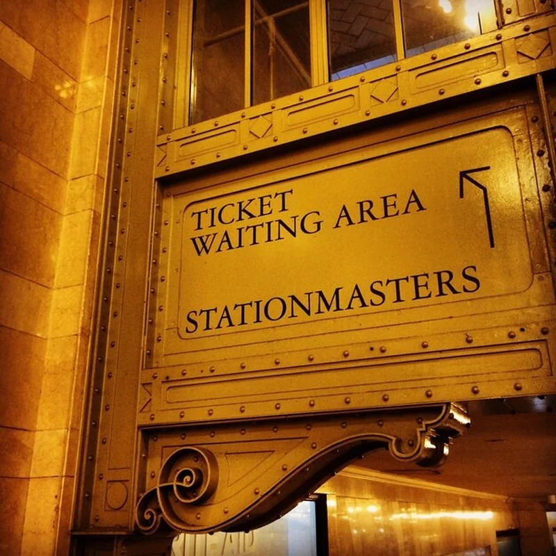 Znak informacyjny na dworcu kolejowym z niskiego kąta