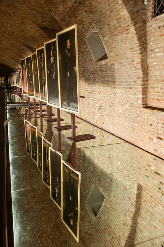 Stara galeria muzeum z perspektywą obrazów w Venaria Reale, Turyn, Włochy