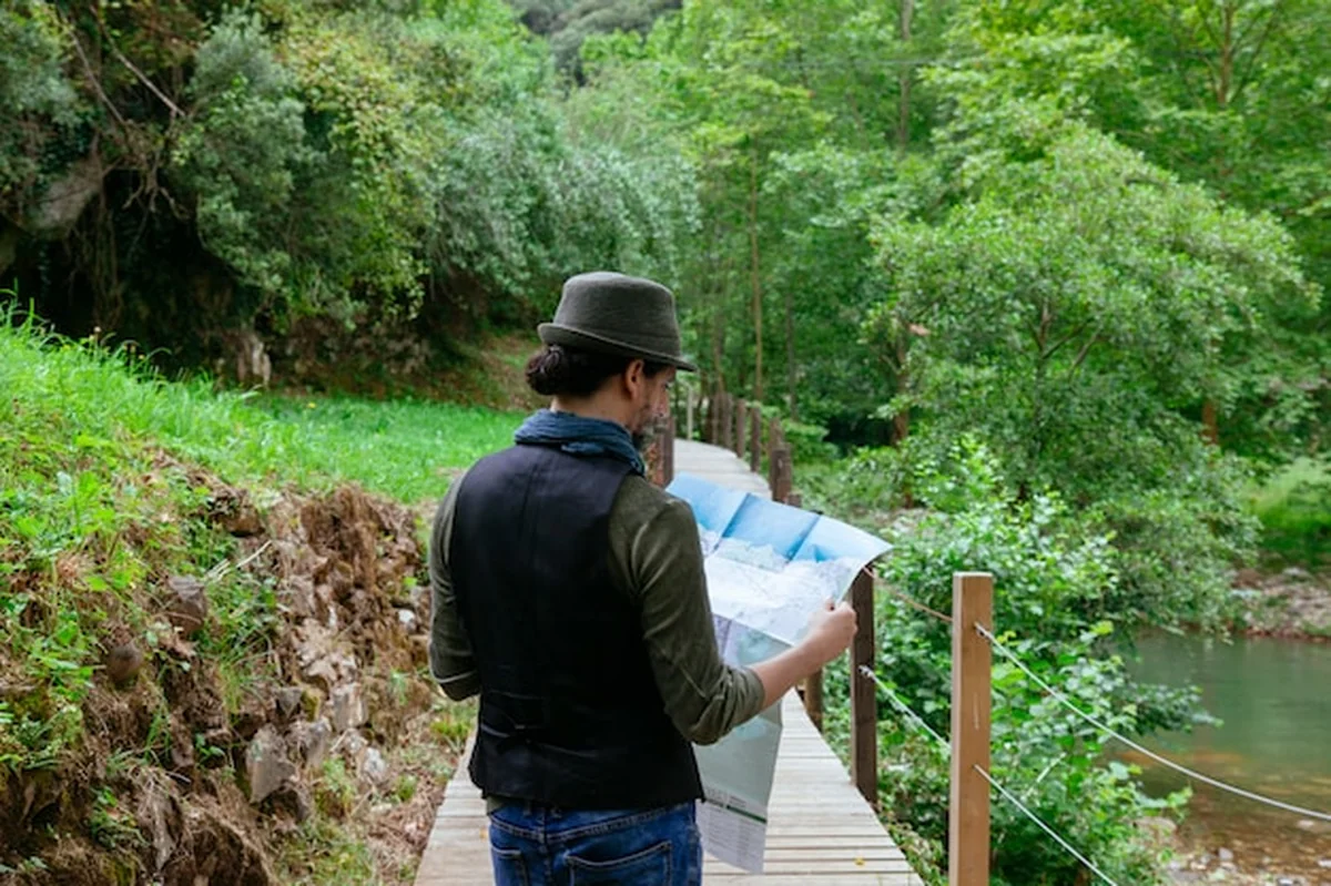 Turystyczny mężczyzna patrzy na mapę