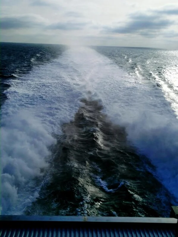 Widok na morze z chmurami na niebie