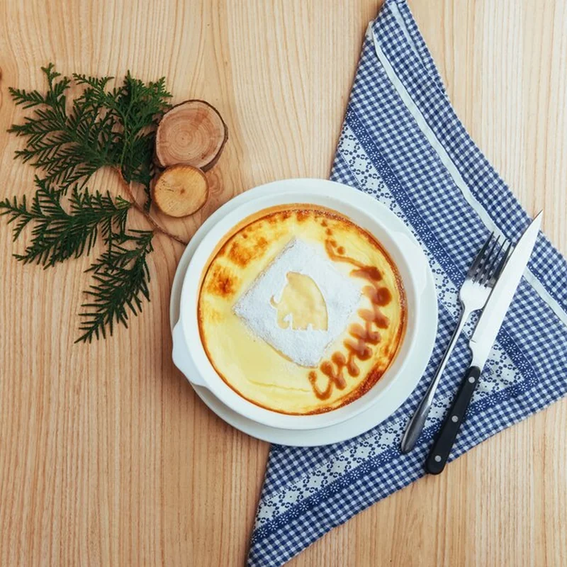 Pyszna zapiekanka z sera w ceramicznym garnku