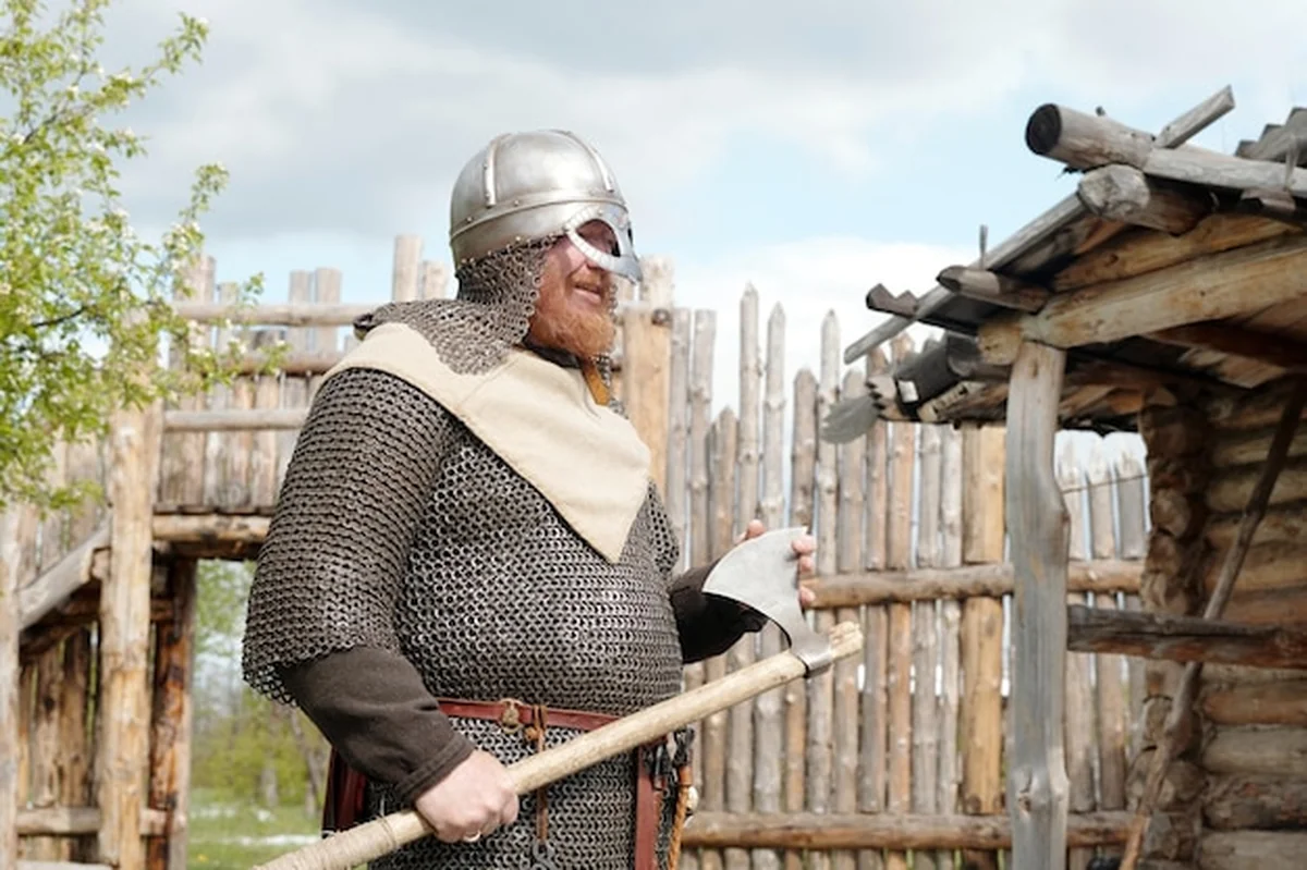 Średniowieczny wojownik z mieczem w wiejskim otoczeniu