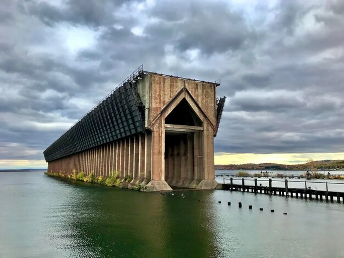 Most nad rzeką w budowie przeciwko niebu