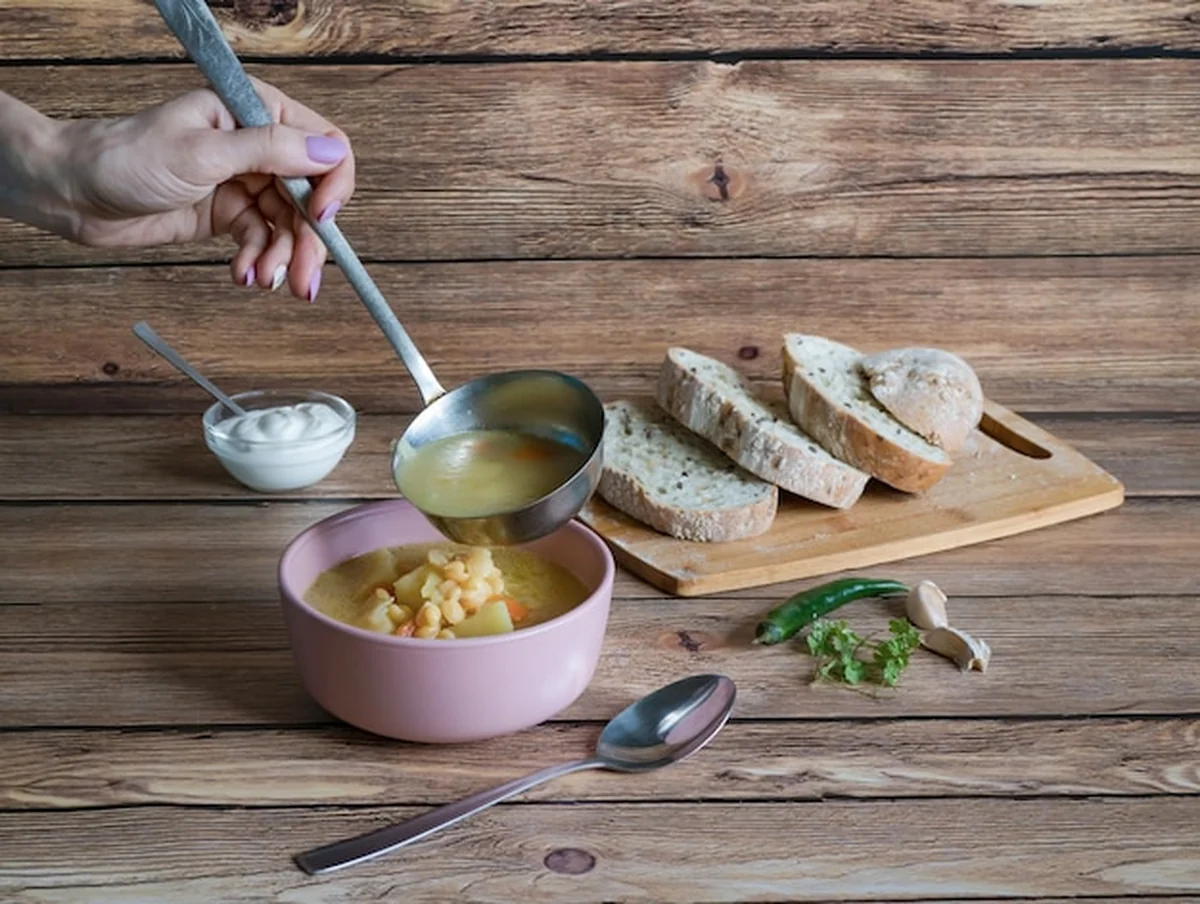 Zupa grochowa w misce na drewnianym stole