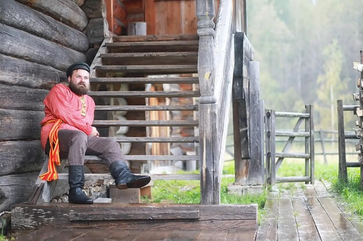 Słowiańska wieś z rytuałami i chłopami w eleganckich szatach w kaszubskim parku etnograficznym