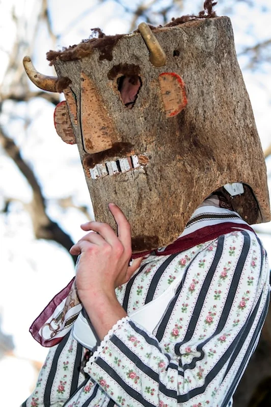 Parada kostiumów i tradycyjnych masek Iberii na festiwalu