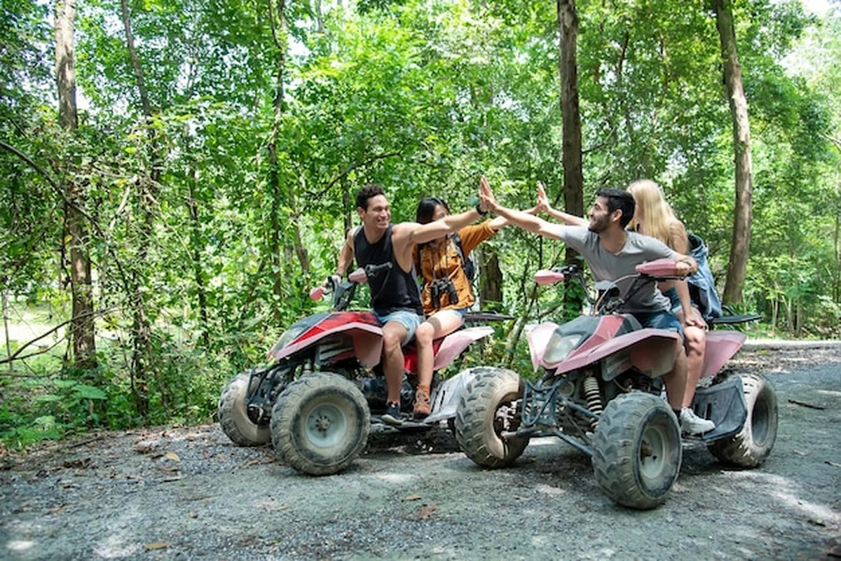 Młoda para dotyka się podczas jazdy quadem po lesie w Adventure Park Gdynia