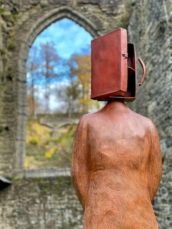 Rzeźba artysty JeanMichel Folon w opactwie VillersLaVille w Belgii