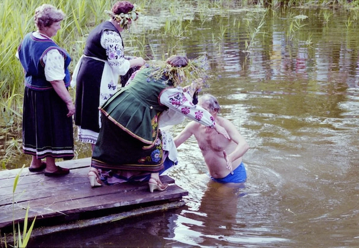 Ludzie świętują święto Iwany Kupały na łonie natury