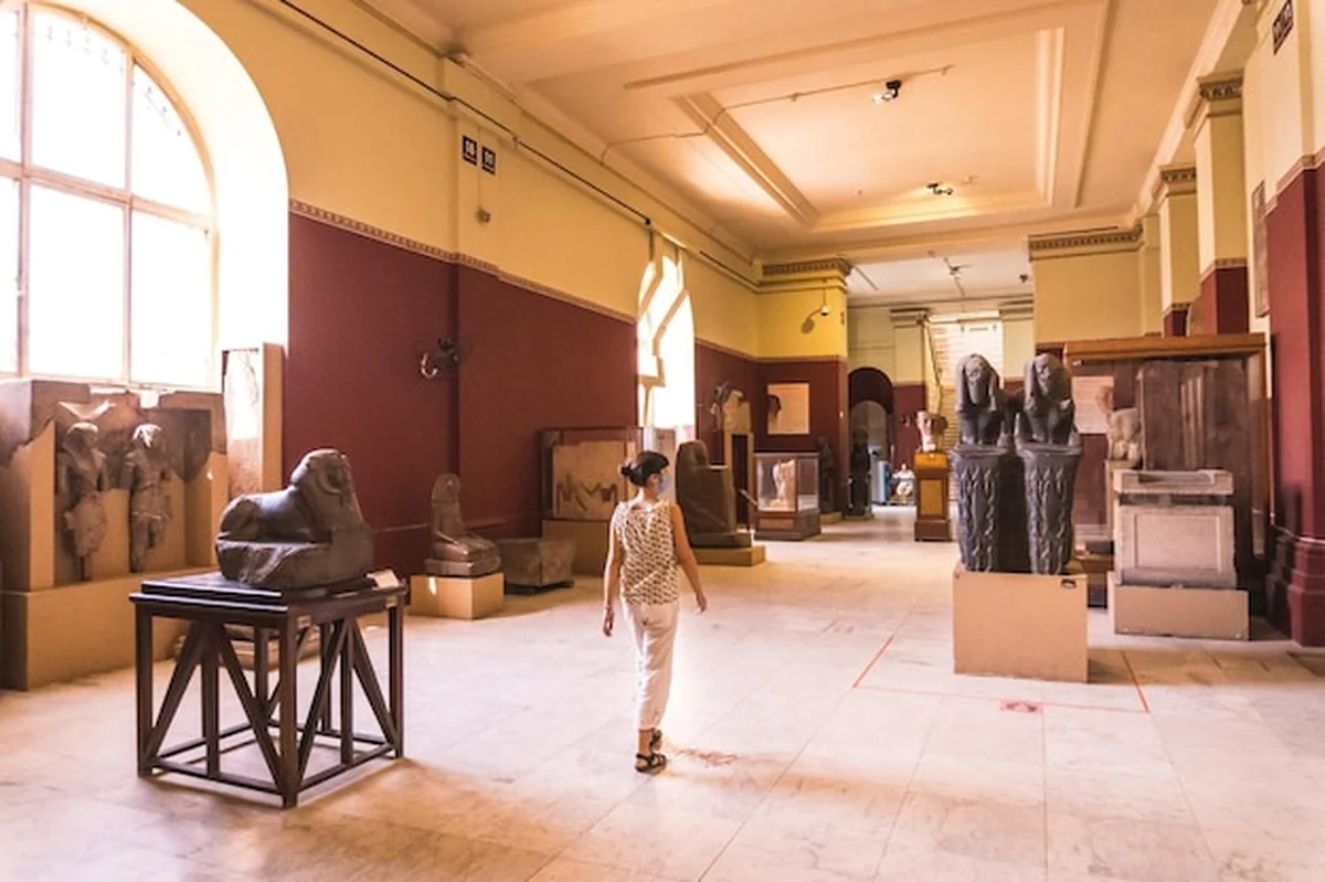 Piękne egipskie rzeźby faraonów w Muzeum Egipskim w Kairze