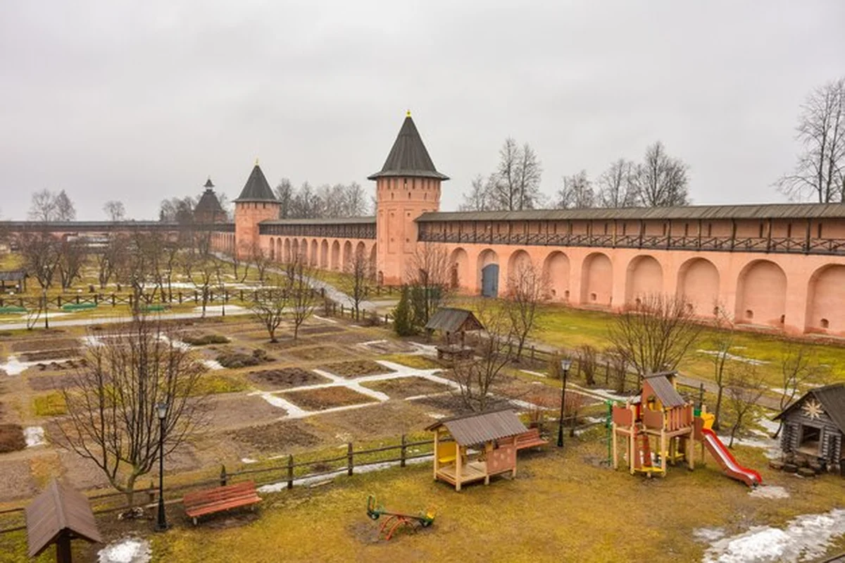 Widok murów klasztoru Zbawiciela Eutymiusza