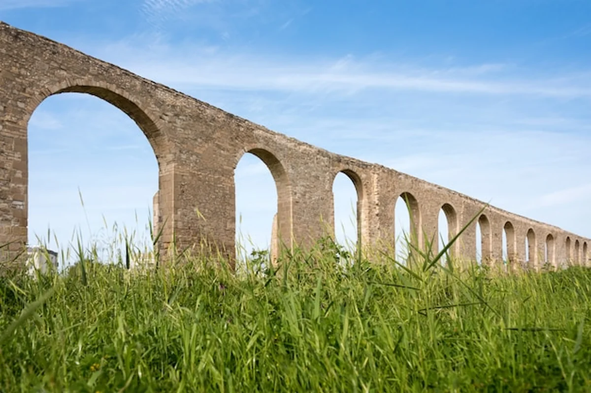 Zabytkowy rzymski akwedukt Kamares w Larnace na Cyprze