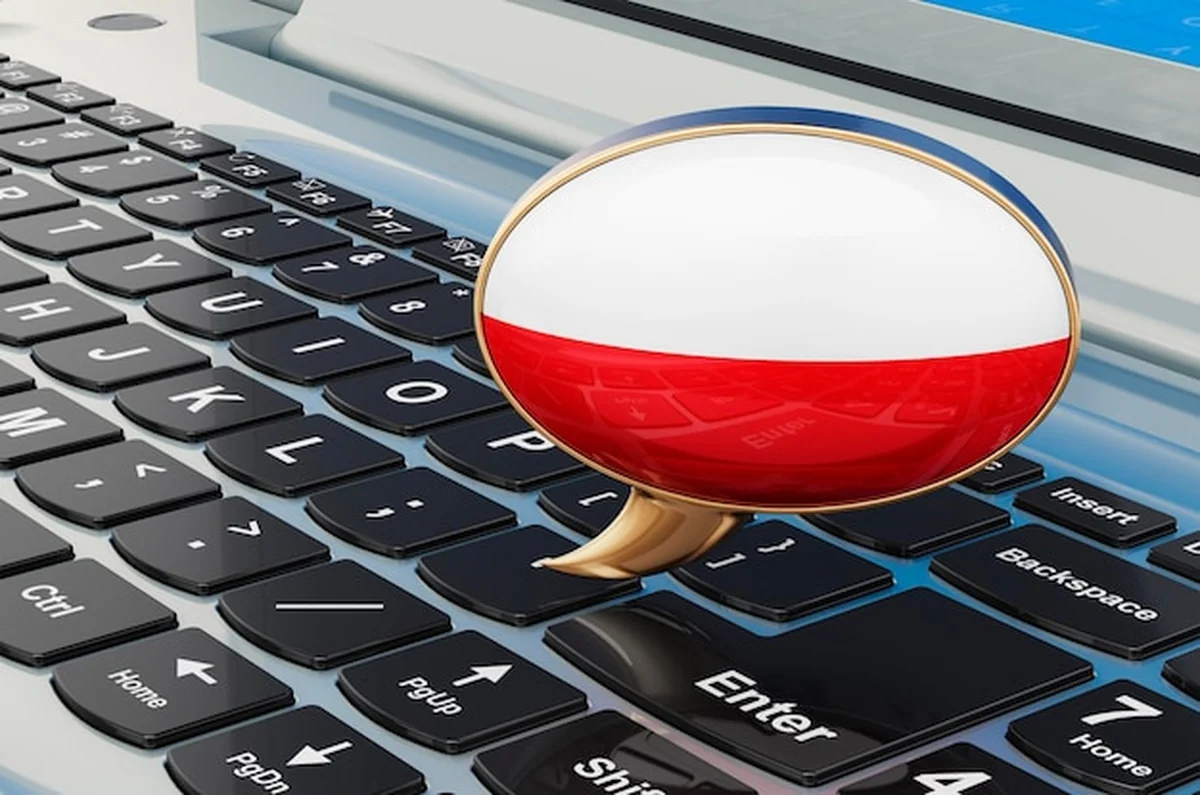 Balon mowy z flagą Polski na białym tle