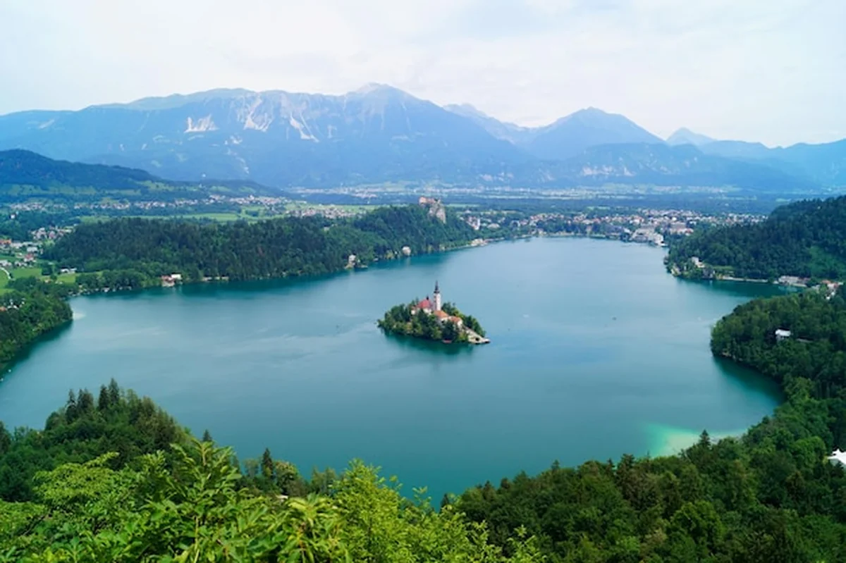 Wysoki kąt widoku jeziora i gór na tle nieba