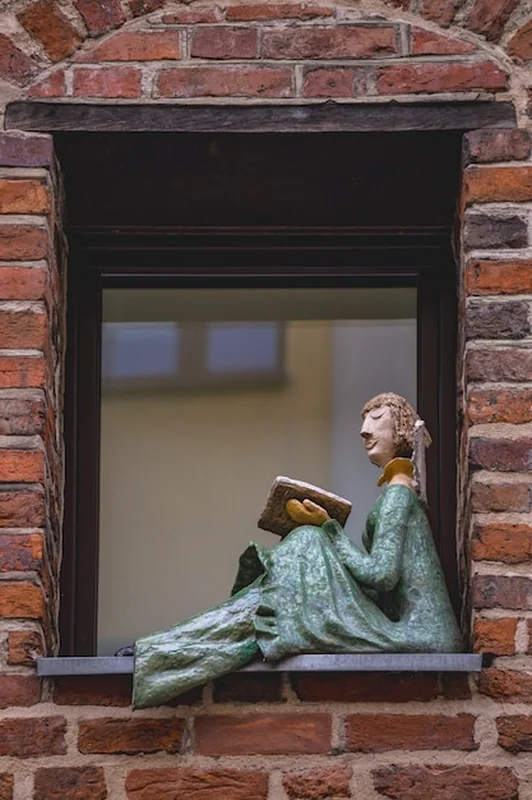 Piękne postaci w oknach domów w Toruniu