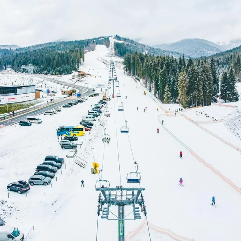 Ludzie na nartach i snowboardzie w dół wzgórza w Bukowelu, Ukraina