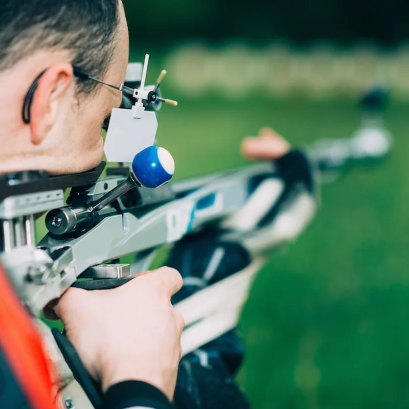 Mężczyzna trenujący strzelectwo sportowe z karabinem