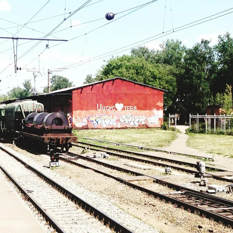 Pociąg na peronie dworca kolejowego