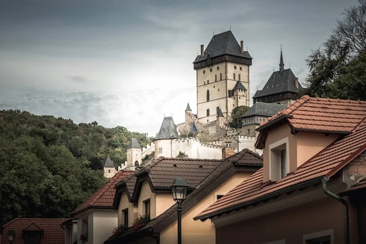 Zamek Karlatejn w Czechach Środkowych od strony wsi
