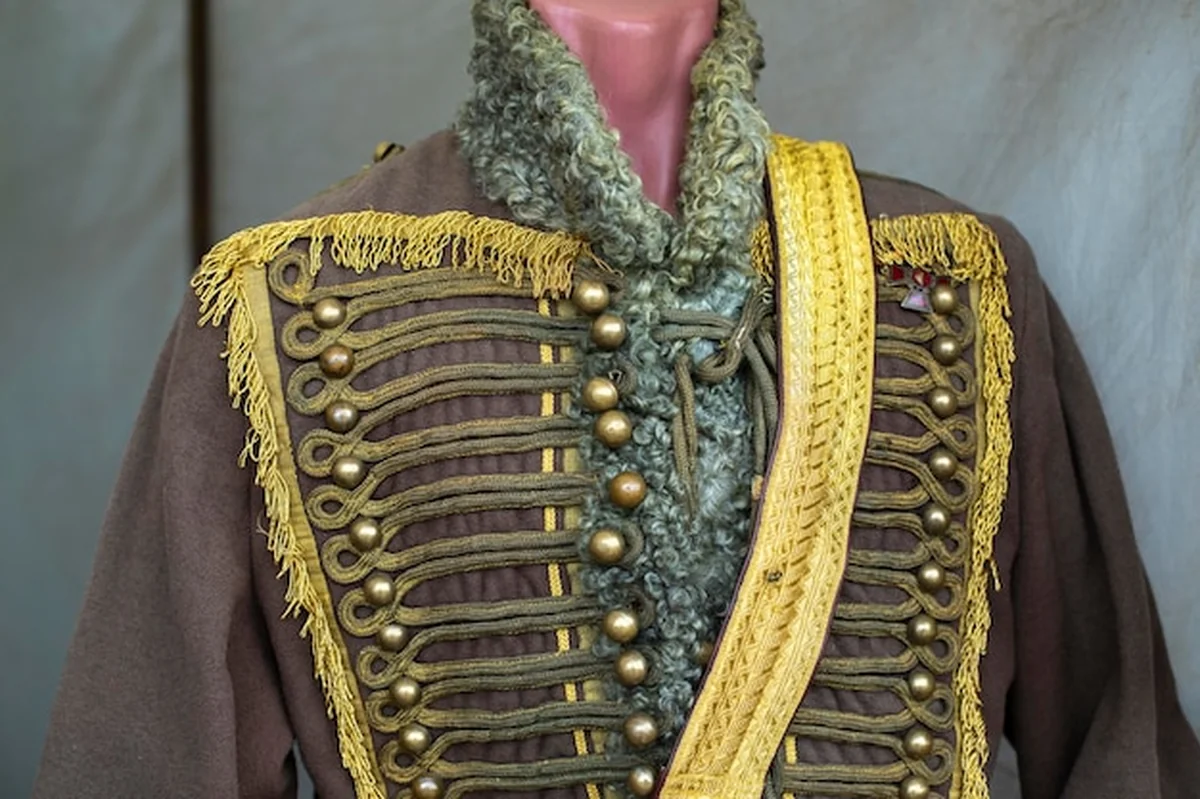 Ubrania husarskie, mundury żołnierzy, odzież vintage, mundury wojskowe z XIX wieku