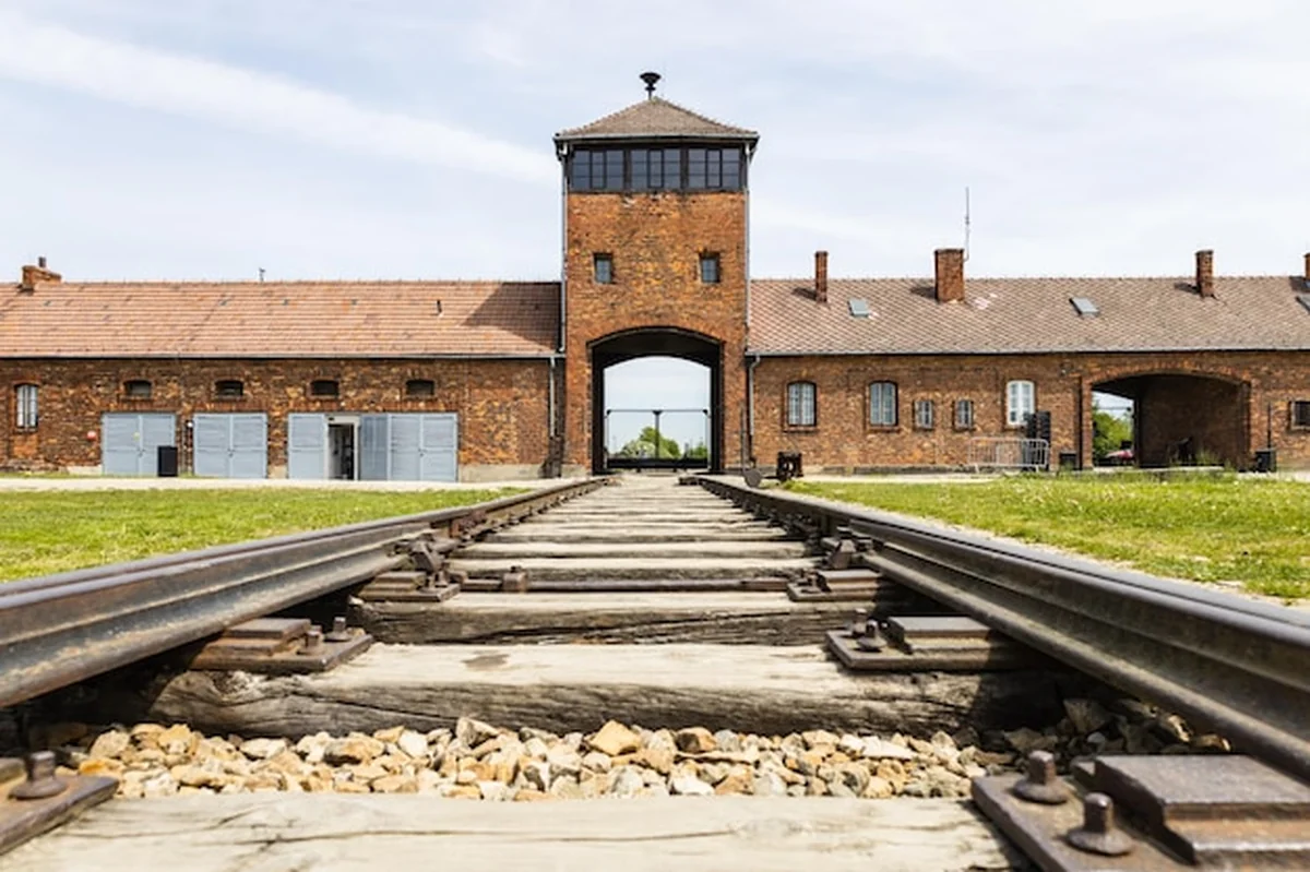 Główne wejście do obozu koncentracyjnego Auschwitz-Birkenau w Oświęcimiu, Polska